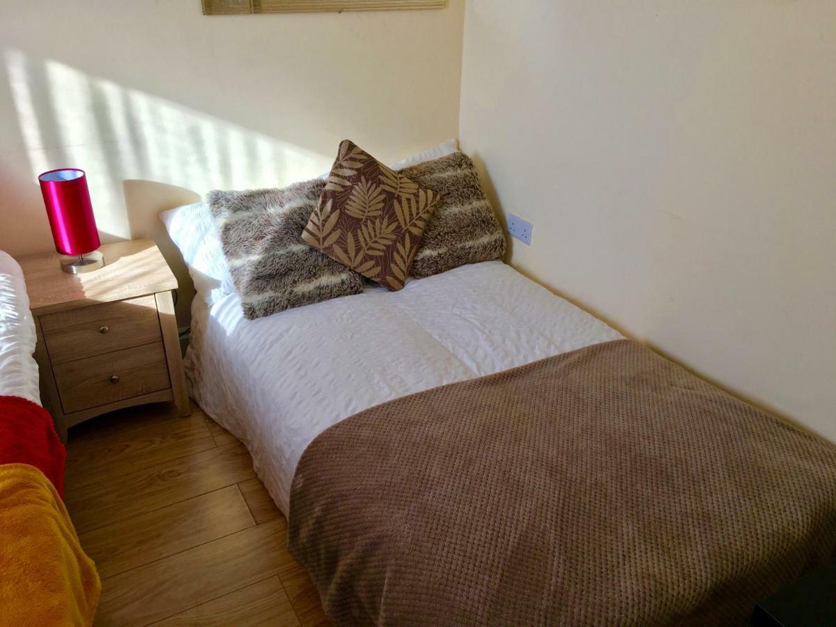 Studio Apartment, Private Bathroom And Parking Ilford Exterior foto